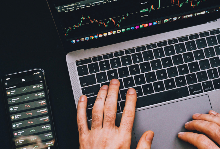 Jakie dane ekonomiczne warto śledzić, inwestując w surowce